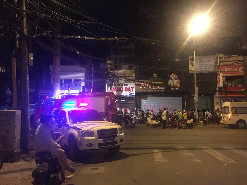 Sập giàn giáo ở trung tâm quận 1, ít nhất 2 người thương vong ảnh 6