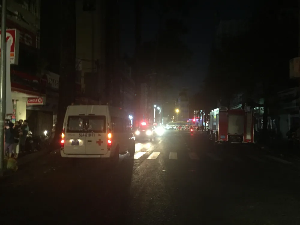 Sập giàn giáo ở trung tâm quận 1, ít nhất 2 người thương vong ảnh 7