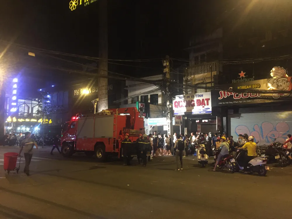 Sập giàn giáo ở trung tâm quận 1, ít nhất 2 người thương vong ảnh 8