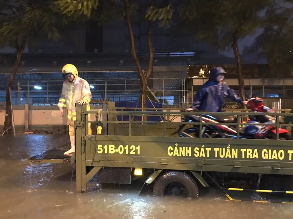 CSGT giúp dân đưa xe vượt điểm ngập trong cơn bão số 9 ở trung tâm TPHCM ảnh 5