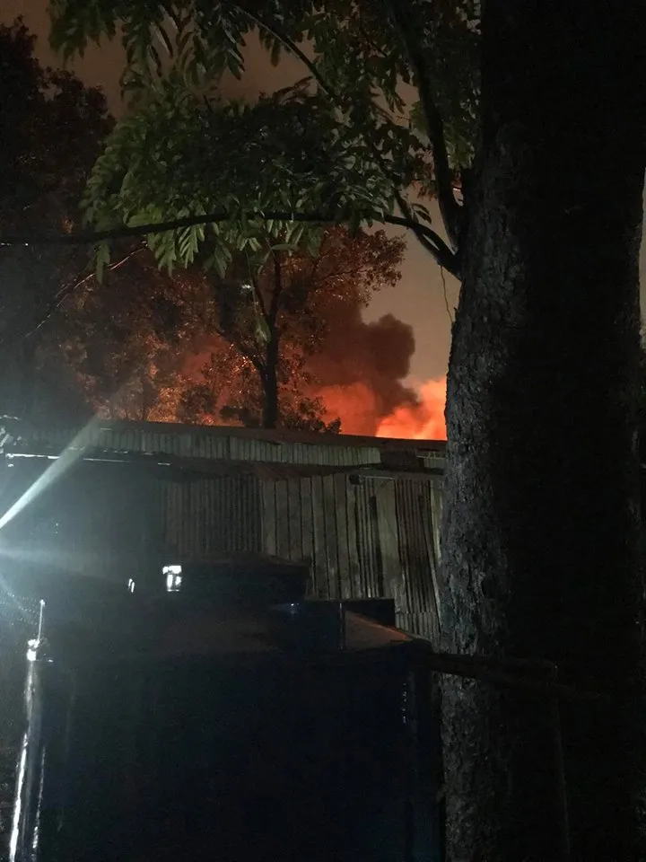  Cháy phân xưởng lốp xe, nhiều sinh viên cùng dân tháo chạy tán loạn trong cơn mưa ảnh 1