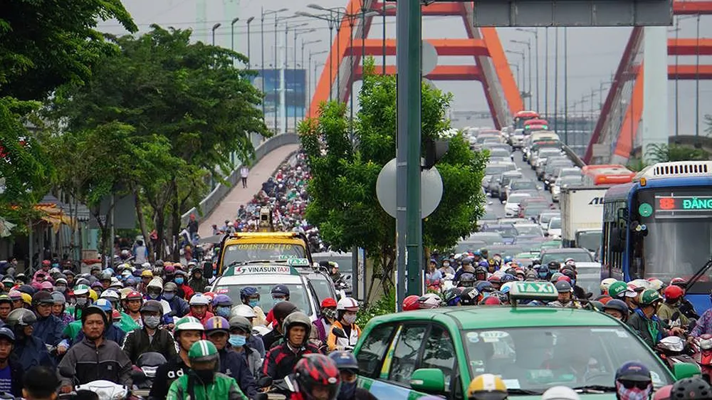 TPHCM ngập, giao thông ùn ứ sau cơn mưa kéo dài do ảnh hưởng bão số 9 ảnh 42