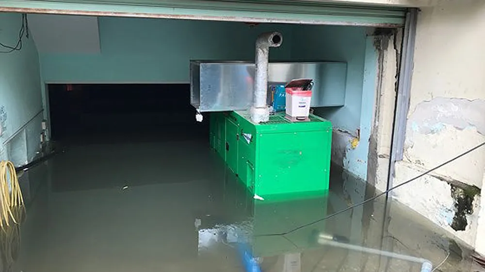 TPHCM ngập, giao thông ùn ứ sau cơn mưa kéo dài do ảnh hưởng bão số 9 ảnh 14