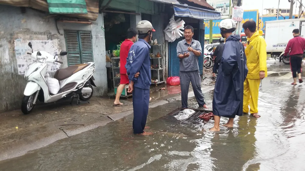 TPHCM ngập, giao thông ùn ứ sau cơn mưa kéo dài do ảnh hưởng bão số 9 ảnh 44