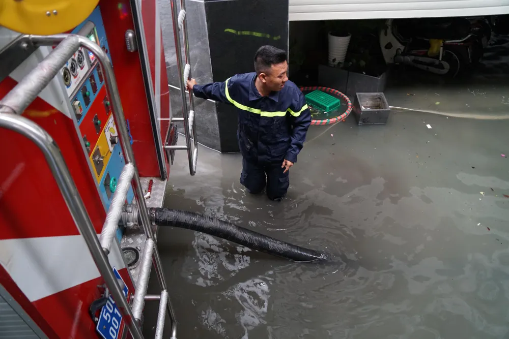 TPHCM ngập, giao thông ùn ứ sau cơn mưa kéo dài do ảnh hưởng bão số 9 ảnh 17