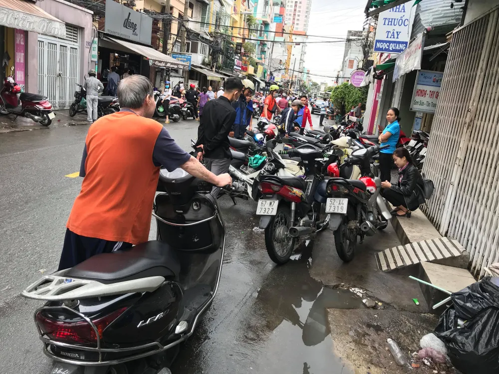 TPHCM ngập, giao thông ùn ứ sau cơn mưa kéo dài do ảnh hưởng bão số 9 ảnh 3