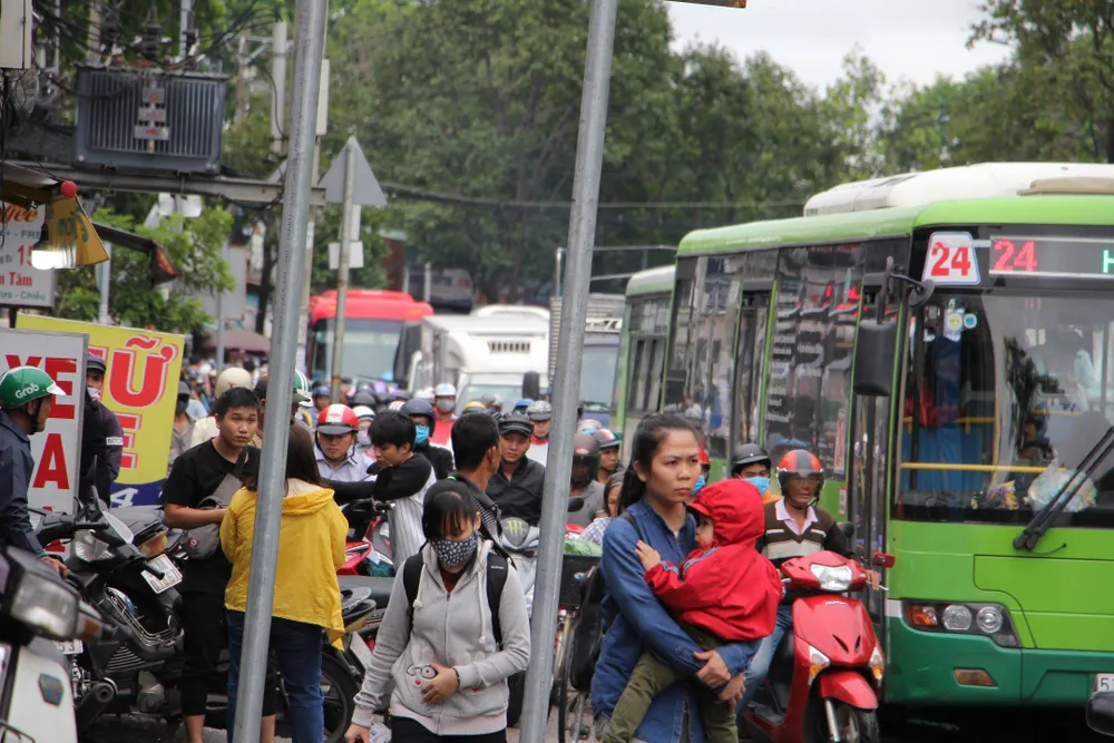 TPHCM ngập, giao thông ùn ứ sau cơn mưa kéo dài do ảnh hưởng bão số 9 ảnh 27
