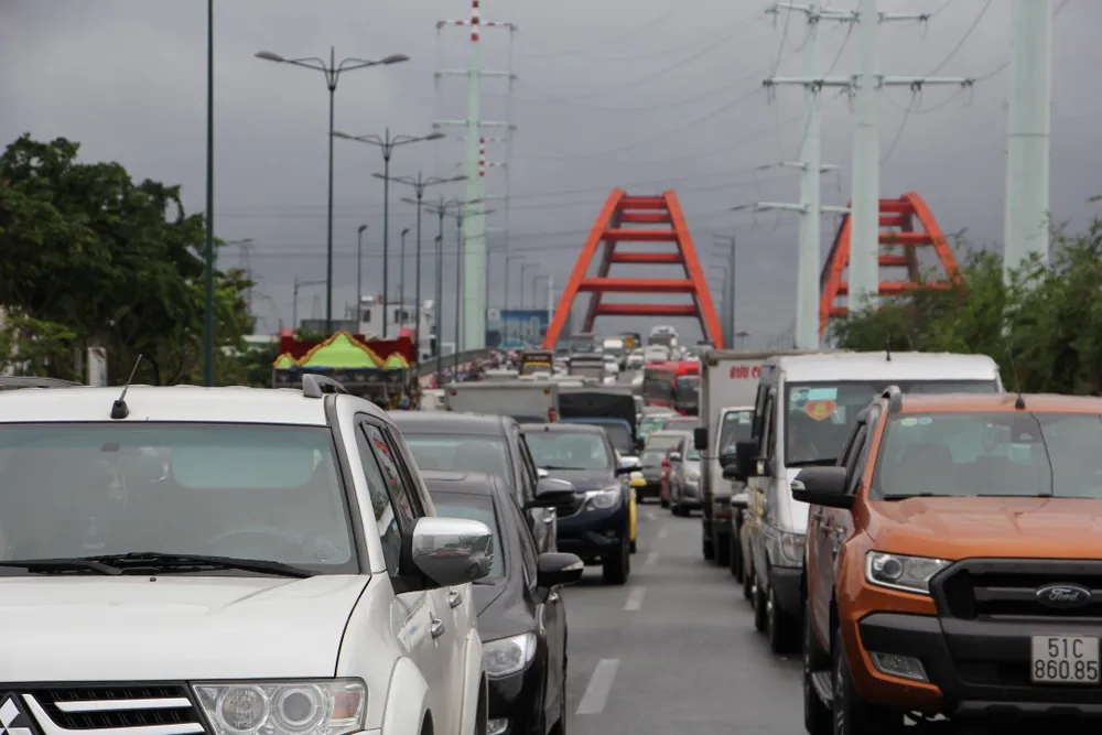 TPHCM ngập, giao thông ùn ứ sau cơn mưa kéo dài do ảnh hưởng bão số 9 ảnh 28