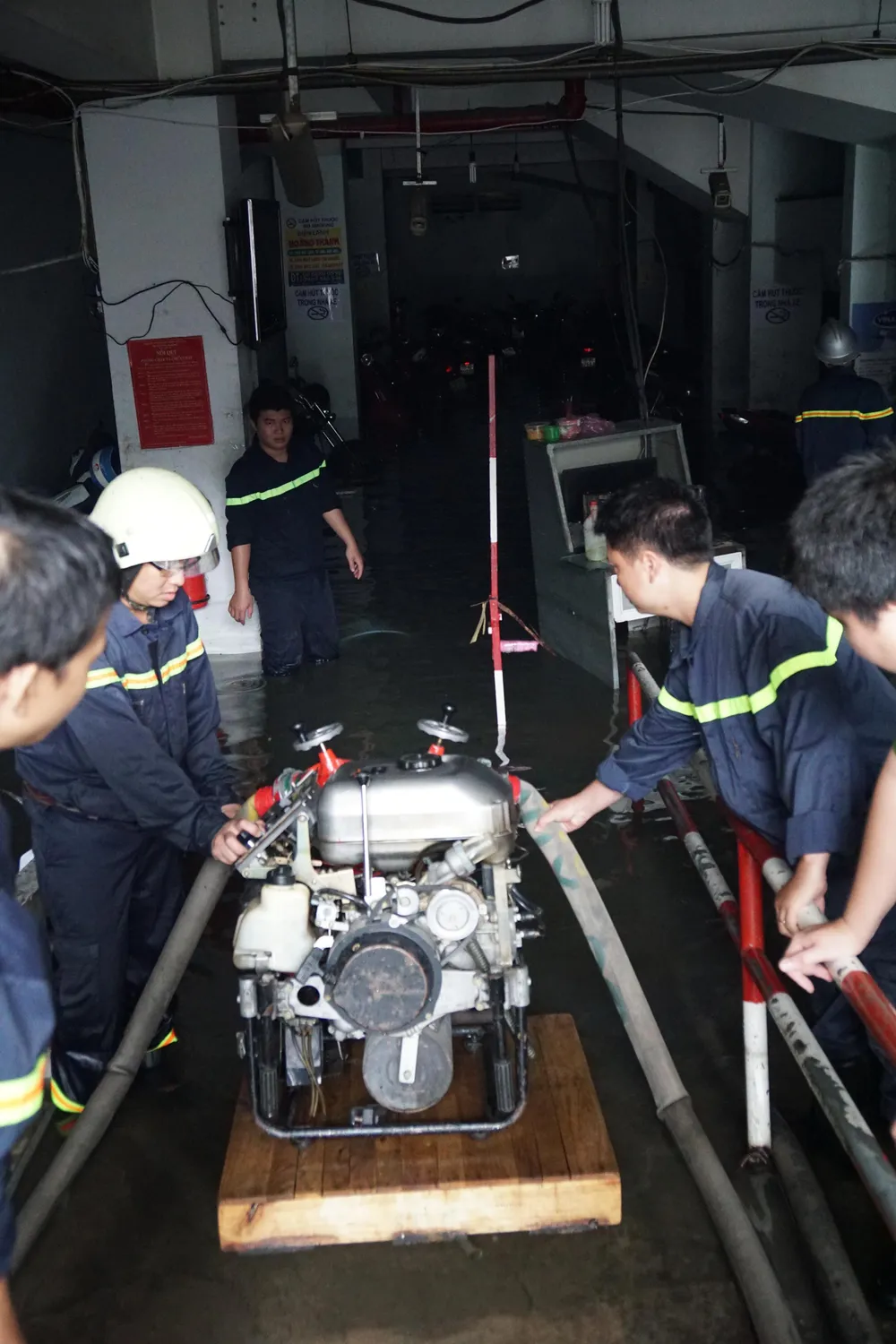 TPHCM ngập, giao thông ùn ứ sau cơn mưa kéo dài do ảnh hưởng bão số 9 ảnh 18