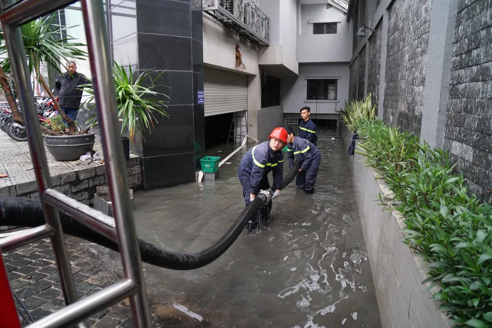 TPHCM ngập, giao thông ùn ứ sau cơn mưa kéo dài do ảnh hưởng bão số 9 ảnh 19