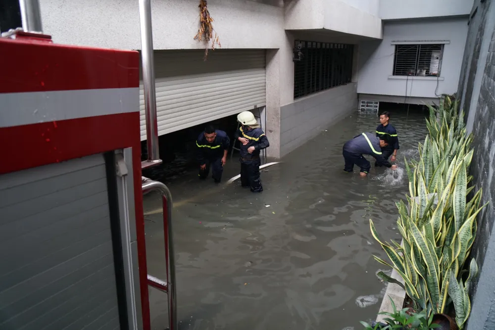 TPHCM ngập, giao thông ùn ứ sau cơn mưa kéo dài do ảnh hưởng bão số 9 ảnh 20