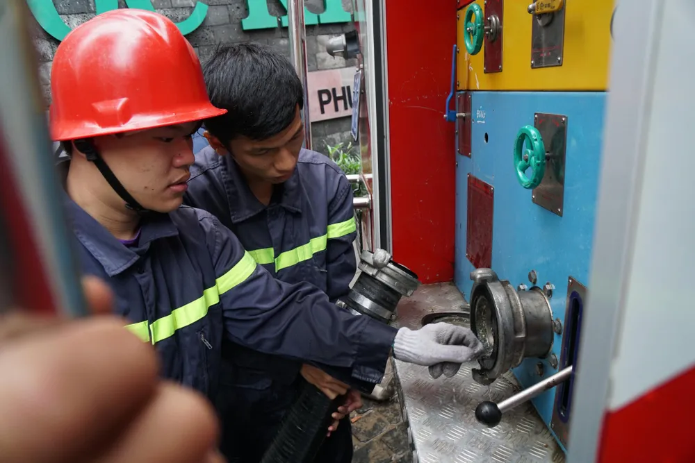 Đi trong cơn mưa từ quận Bình Tân về Bình Chánh, nam thanh niên bị nước cuốn mất tích ảnh 29