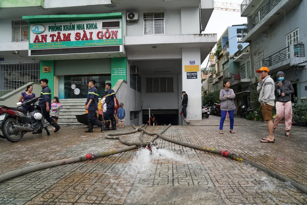 TPHCM ngập, giao thông ùn ứ sau cơn mưa kéo dài do ảnh hưởng bão số 9 ảnh 21