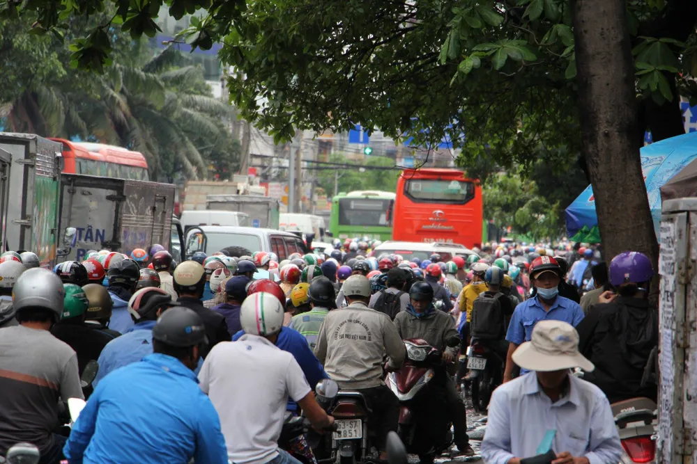 TPHCM ngập, giao thông ùn ứ sau cơn mưa kéo dài do ảnh hưởng bão số 9 ảnh 31