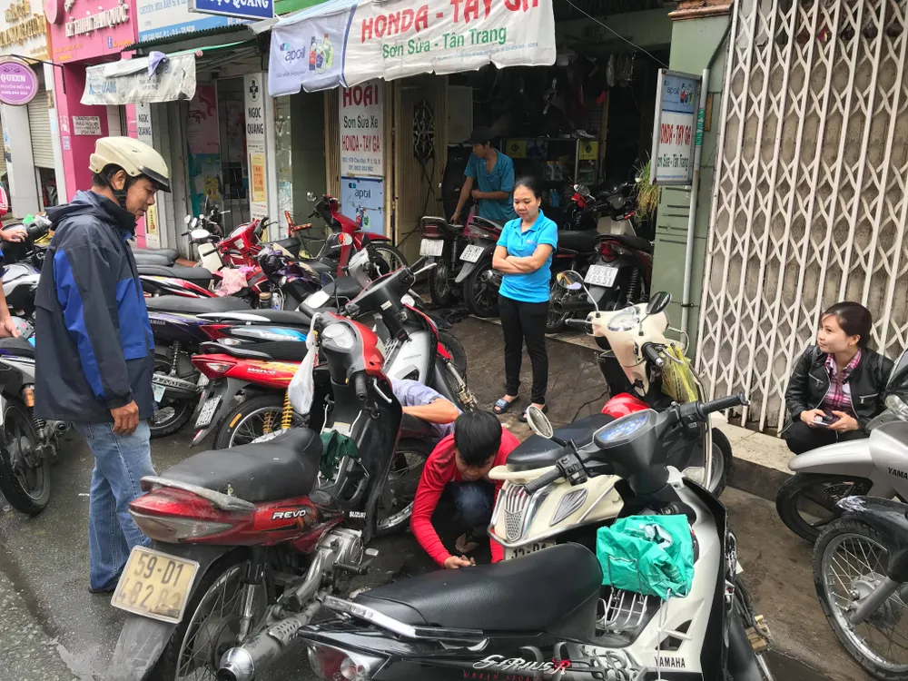 TPHCM ngập, giao thông ùn ứ sau cơn mưa kéo dài do ảnh hưởng bão số 9 ảnh 4