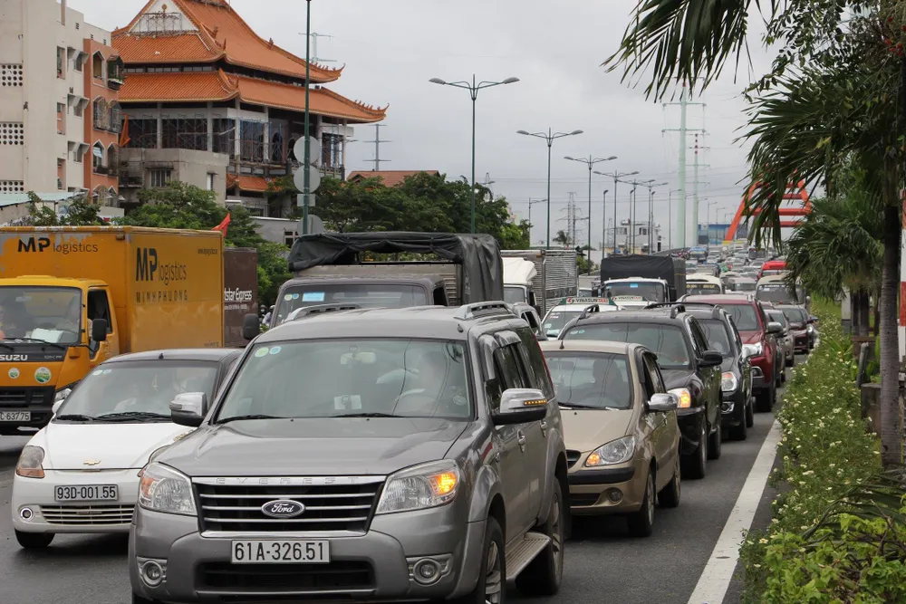 TPHCM ngập, giao thông ùn ứ sau cơn mưa kéo dài do ảnh hưởng bão số 9 ảnh 32