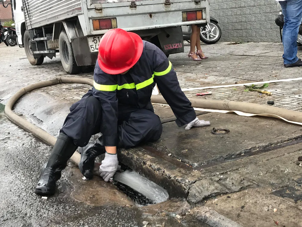 TPHCM ngập, giao thông ùn ứ sau cơn mưa kéo dài do ảnh hưởng bão số 9 ảnh 22