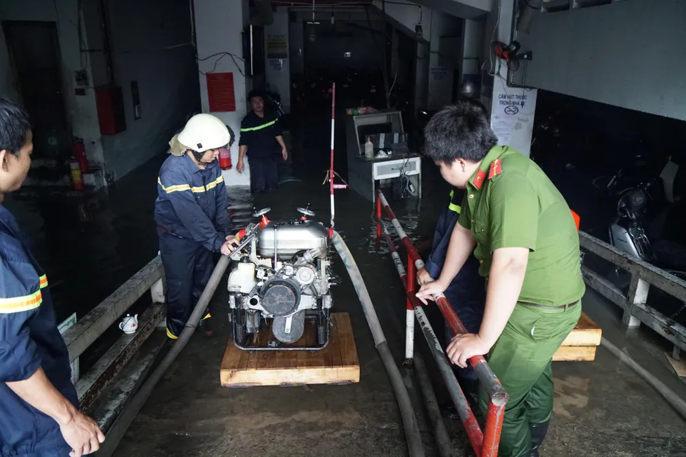 TPHCM ngập, giao thông ùn ứ sau cơn mưa kéo dài do ảnh hưởng bão số 9 ảnh 23