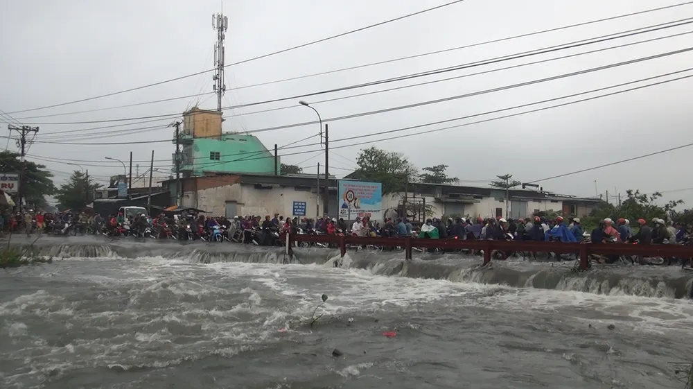 Đi trong cơn mưa từ quận Bình Tân về Bình Chánh, nam thanh niên bị nước cuốn mất tích ảnh 2