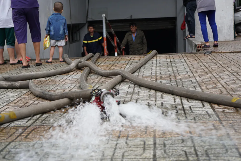 TPHCM ngập, giao thông ùn ứ sau cơn mưa kéo dài do ảnh hưởng bão số 9 ảnh 24