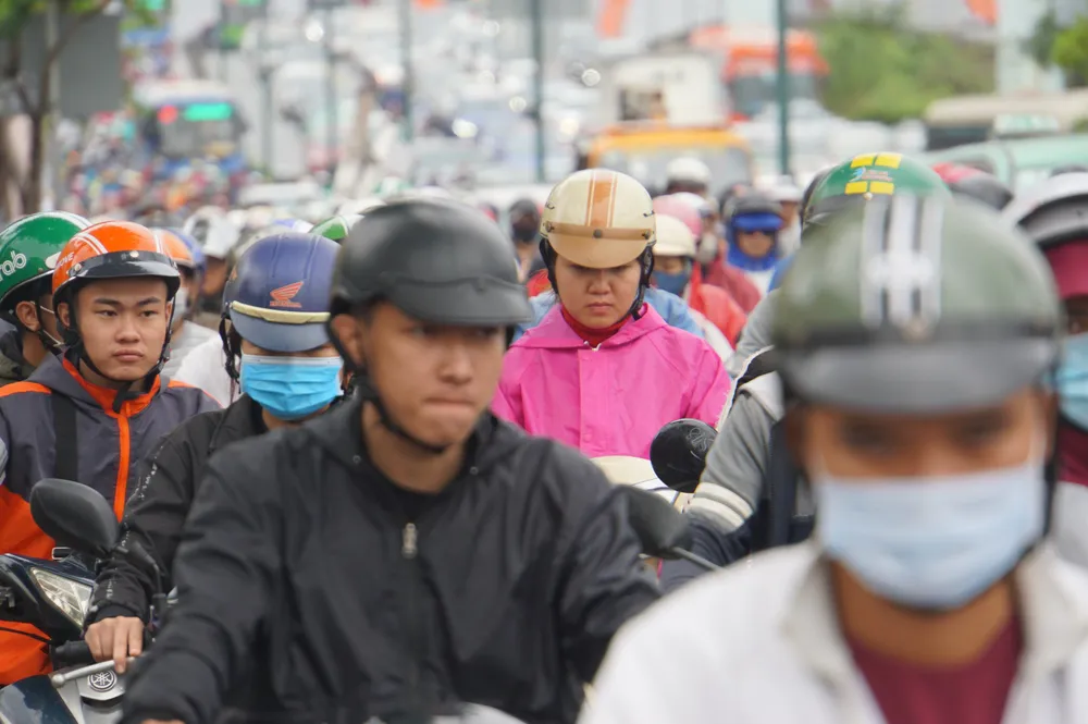 TPHCM ngập, giao thông ùn ứ sau cơn mưa kéo dài do ảnh hưởng bão số 9 ảnh 1