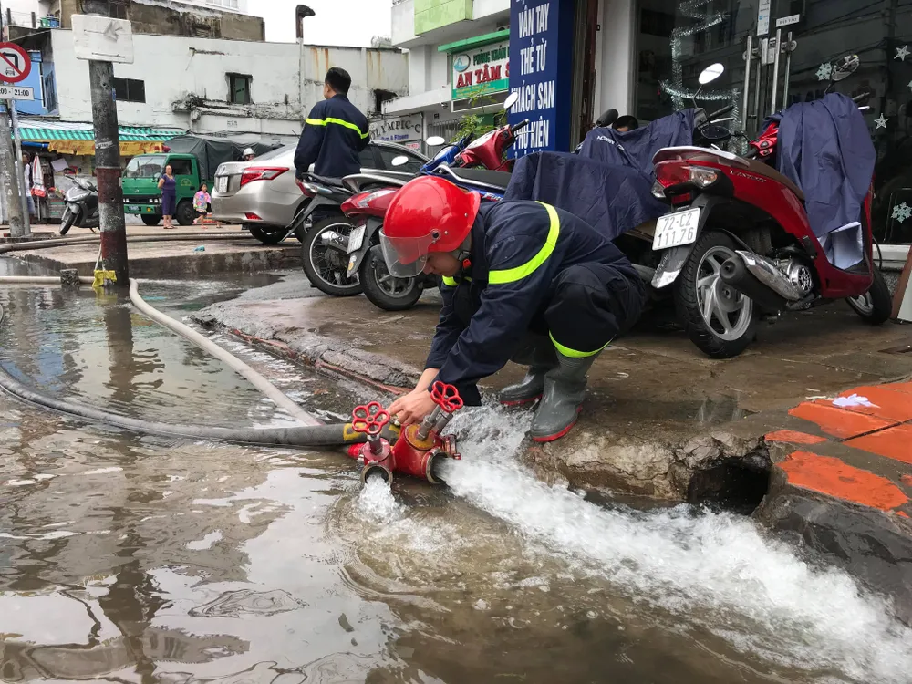 TPHCM ngập, giao thông ùn ứ sau cơn mưa kéo dài do ảnh hưởng bão số 9 ảnh 25