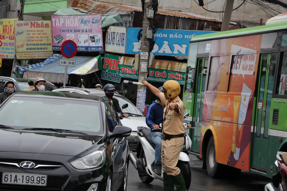 TPHCM ngập, giao thông ùn ứ sau cơn mưa kéo dài do ảnh hưởng bão số 9 ảnh 33