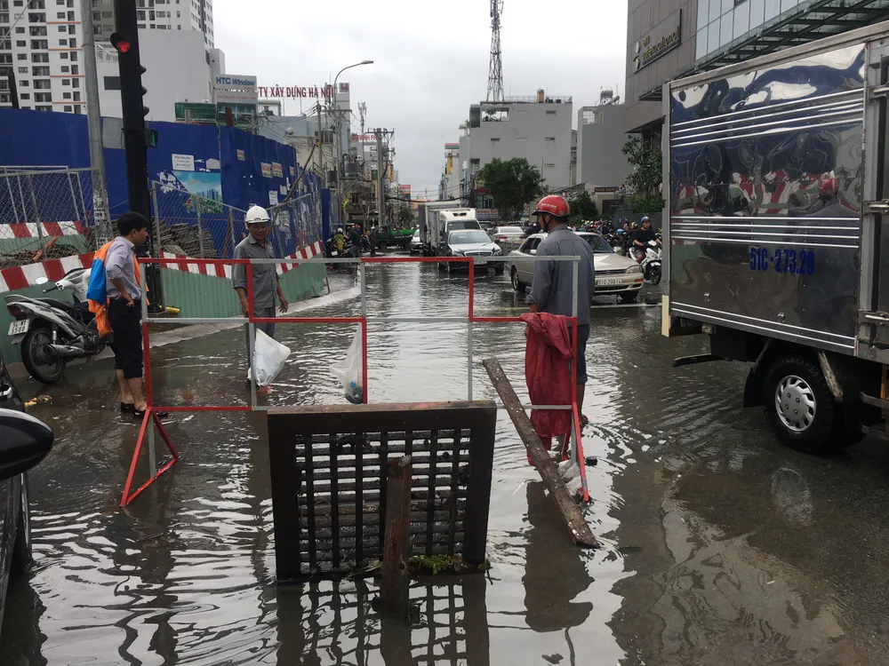 TPHCM ngập, giao thông ùn ứ sau cơn mưa kéo dài do ảnh hưởng bão số 9 ảnh 43