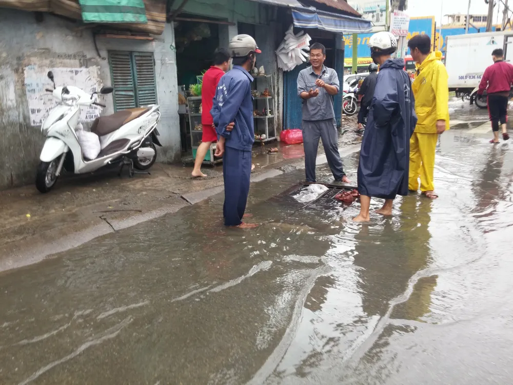 Đi trong cơn mưa từ quận Bình Tân về Bình Chánh, nam thanh niên bị nước cuốn mất tích ảnh 17
