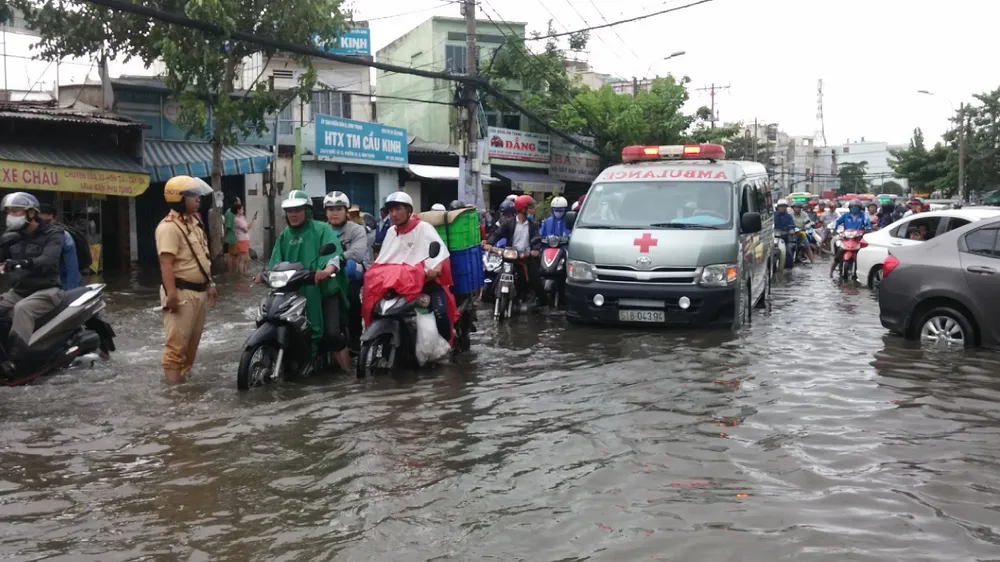 TPHCM ngập, giao thông ùn ứ sau cơn mưa kéo dài do ảnh hưởng bão số 9 ảnh 2