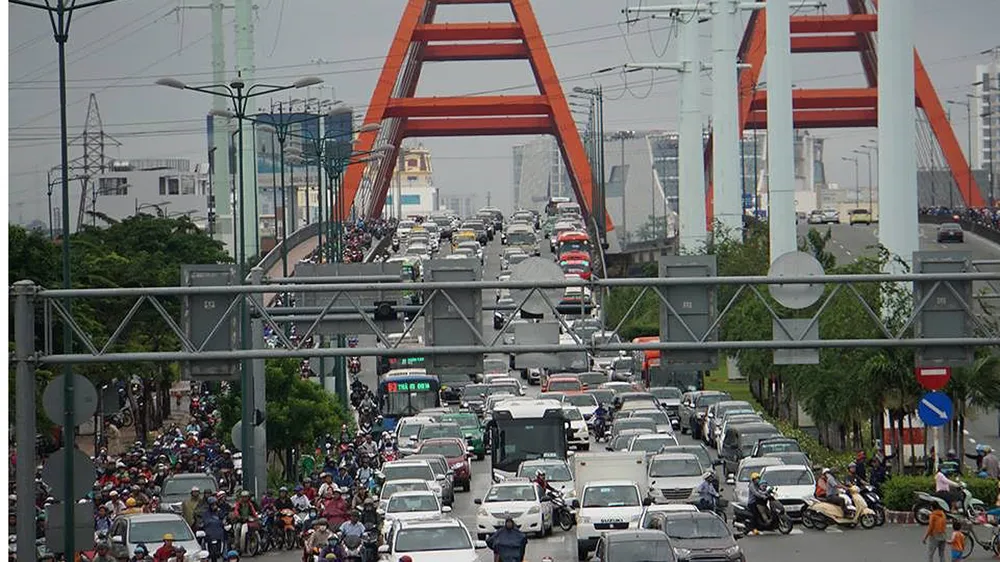 TPHCM ngập, giao thông ùn ứ sau cơn mưa kéo dài do ảnh hưởng bão số 9 ảnh 35