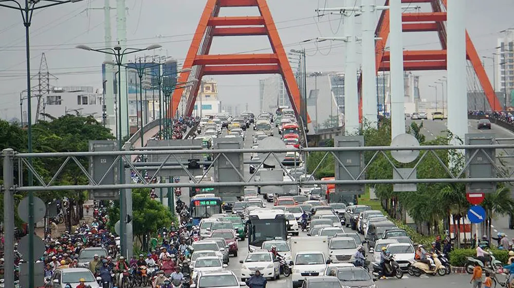 TPHCM ngập, giao thông ùn ứ sau cơn mưa kéo dài do ảnh hưởng bão số 9 ảnh 37