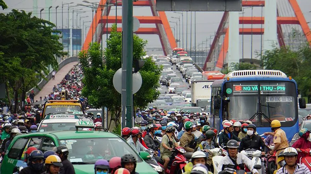 TPHCM ngập, giao thông ùn ứ sau cơn mưa kéo dài do ảnh hưởng bão số 9 ảnh 36