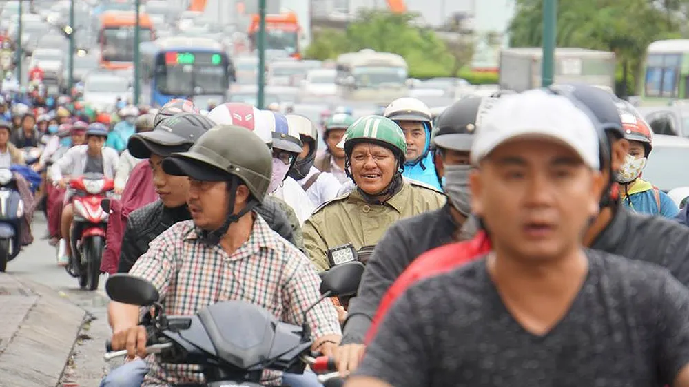 TPHCM ngập, giao thông ùn ứ sau cơn mưa kéo dài do ảnh hưởng bão số 9 ảnh 38