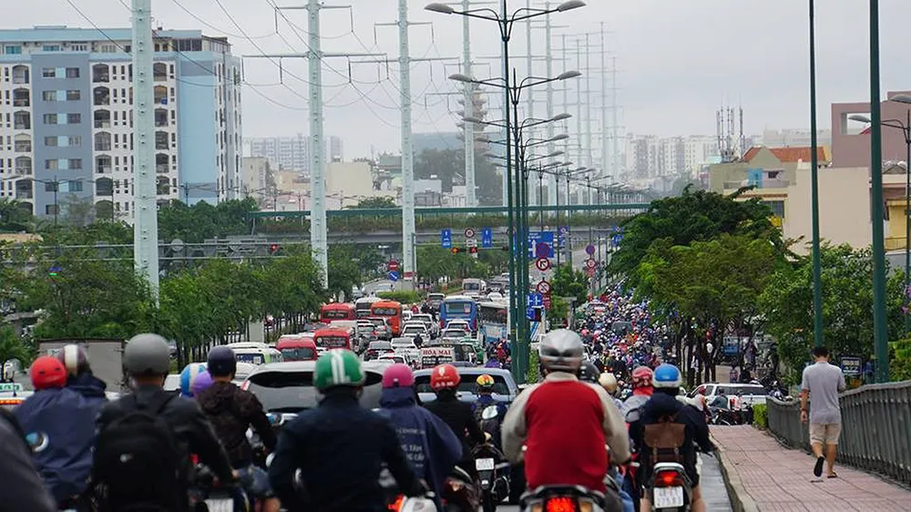 TPHCM ngập, giao thông ùn ứ sau cơn mưa kéo dài do ảnh hưởng bão số 9 ảnh 39