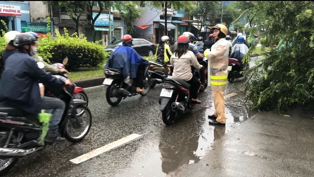 Lực lượng CSGT TPHCM để lại ấn tượng đẹp với người dân trong cơn bão số 9 ảnh 1