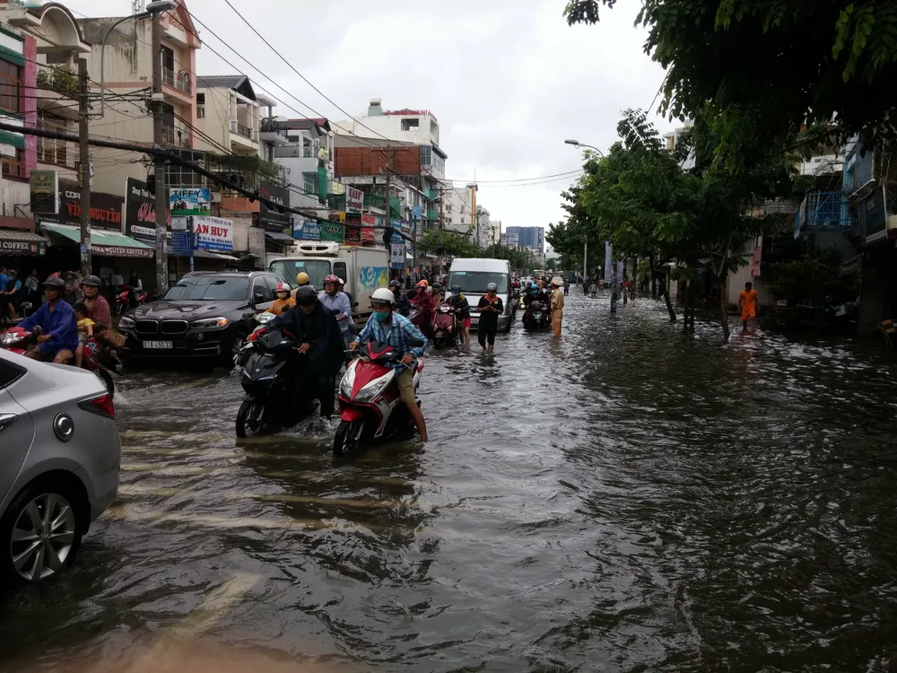 TPHCM ngập, giao thông ùn ứ sau cơn mưa kéo dài do ảnh hưởng bão số 9 ảnh 49