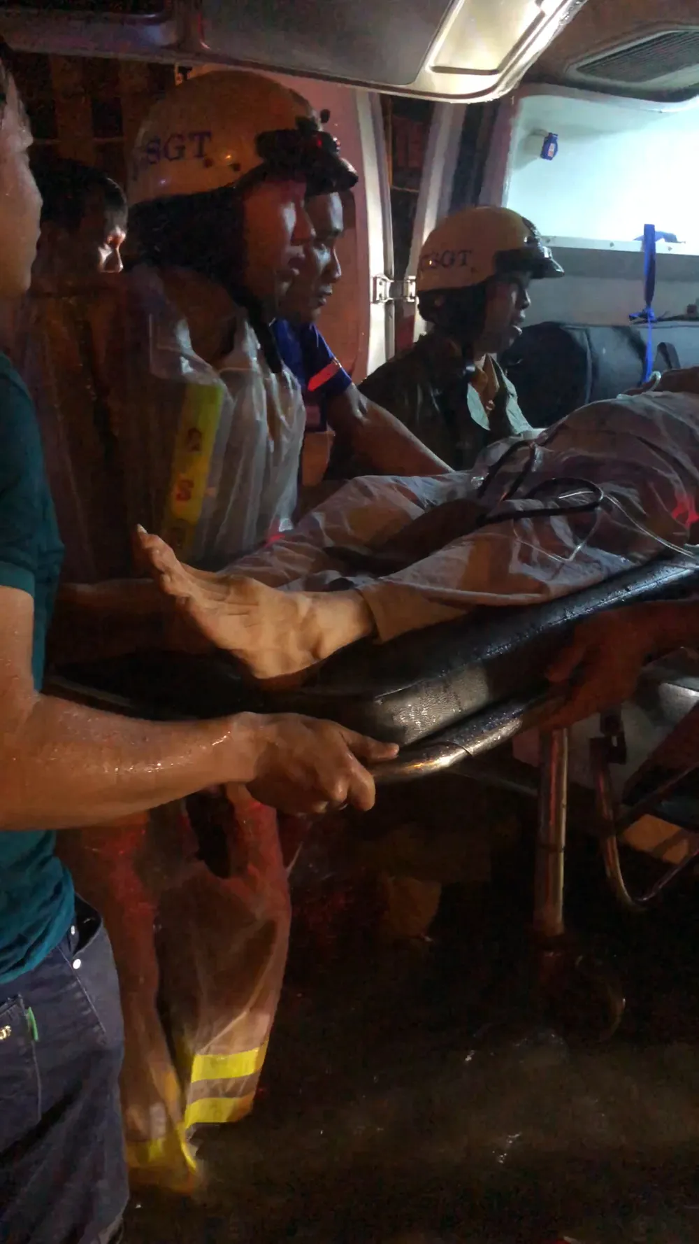 Lực lượng CSGT TPHCM để lại ấn tượng đẹp với người dân trong cơn bão số 9 ảnh 3