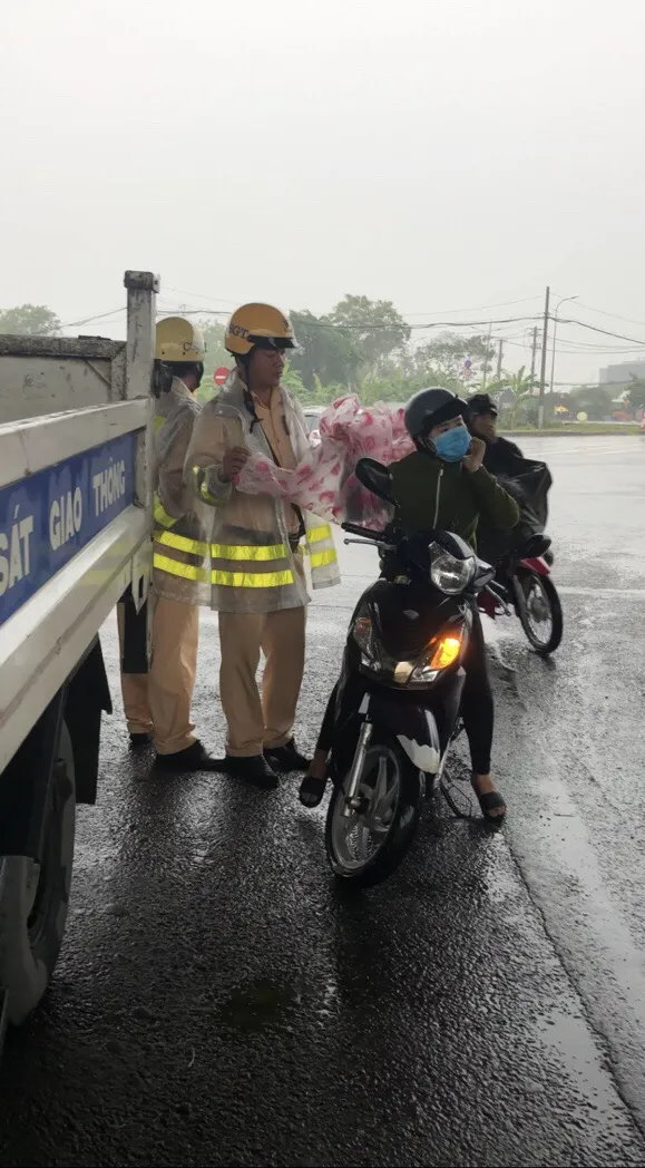 Lực lượng CSGT TPHCM để lại ấn tượng đẹp với người dân trong cơn bão số 9 ảnh 2