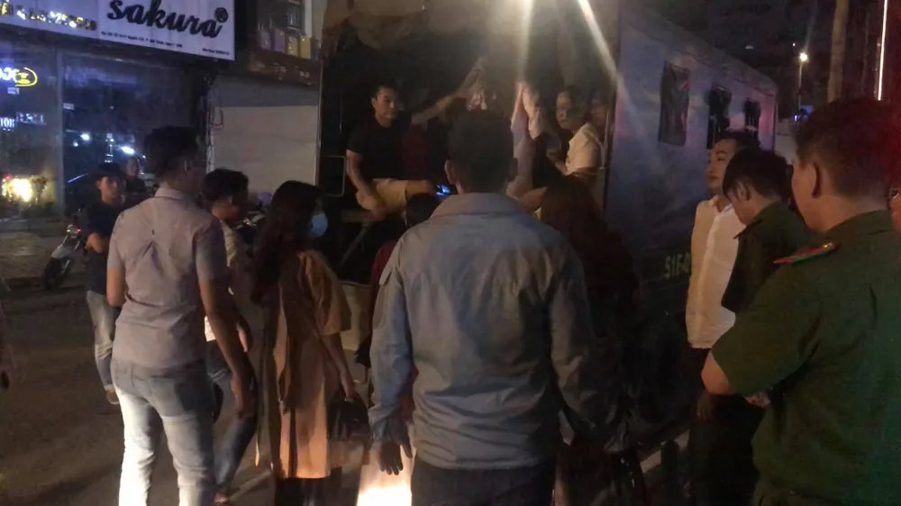  Đột kích nhà hàng, khách sạn phát hiện nhân viên bán dâm, 70 người nghi dùng ma túy  ảnh 5