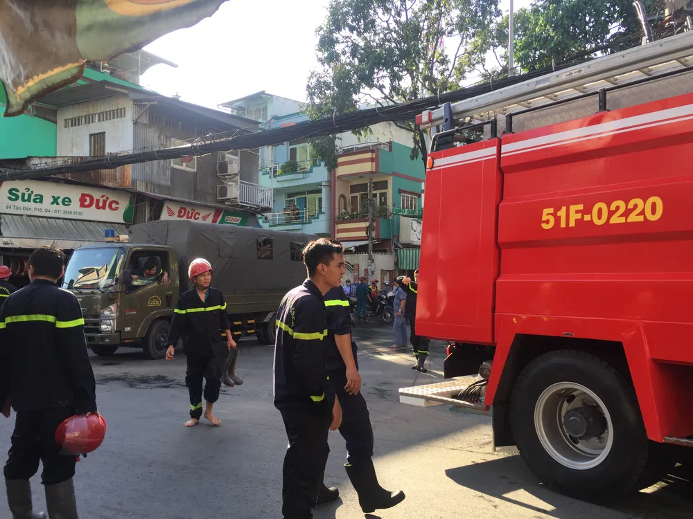 Cháy nhà bán vải, nhiều người dân hoảng sợ tháo chạy ảnh 1