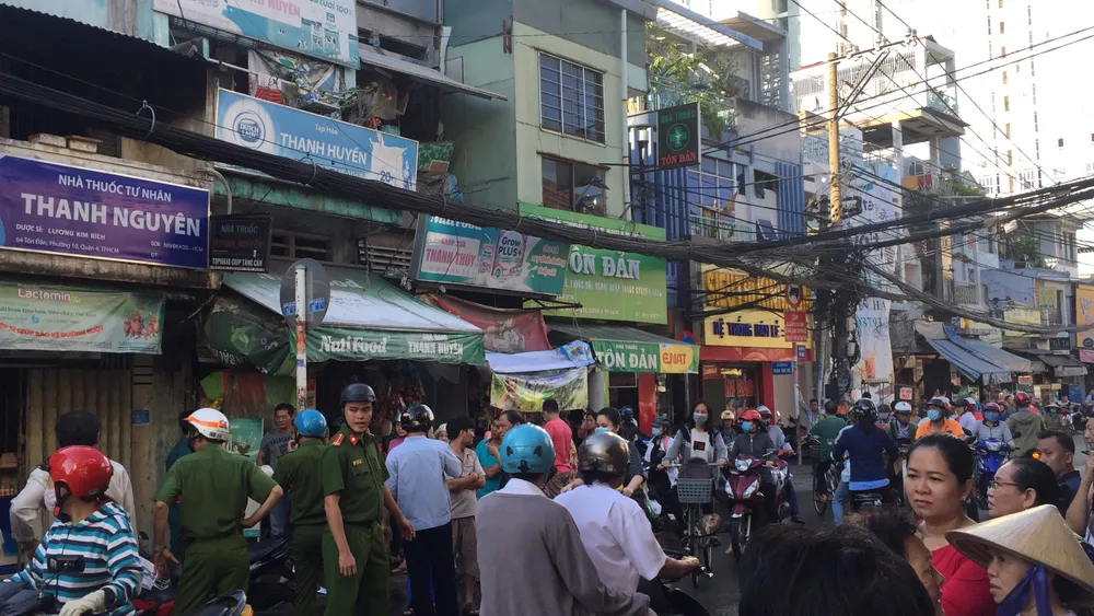 Cháy nhà bán vải, nhiều người dân hoảng sợ tháo chạy ảnh 2