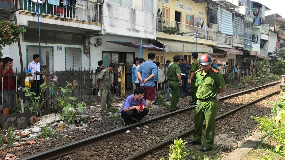 Công an khám nghiệm hiện trường. Ảnh: CHÍ THẠCH