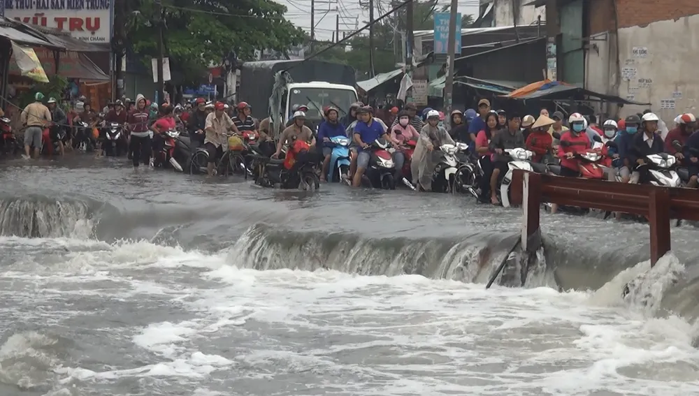  Tìm thấy thi thể nam thanh niên bị nước cuốn mất tích ở TPHCM trong cơn bão số 9 ảnh 3