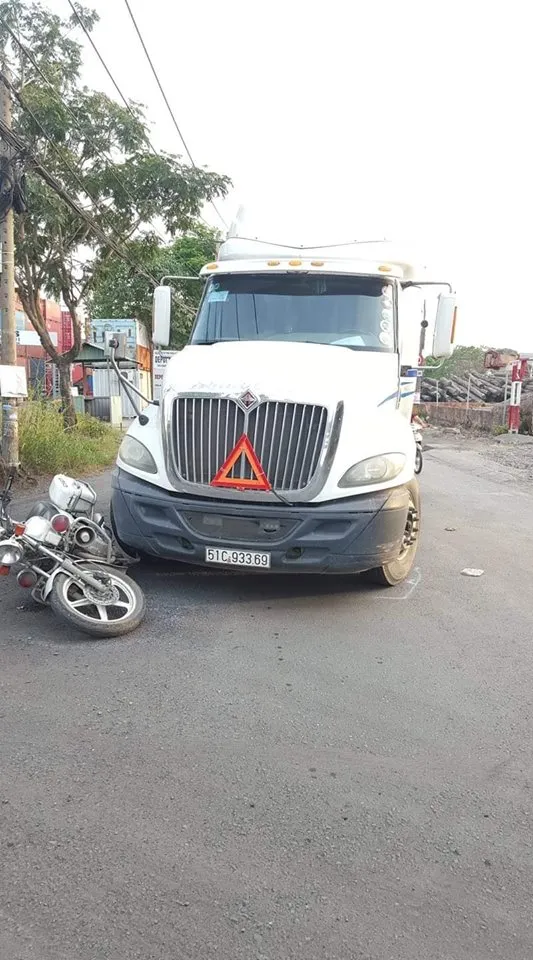 Đi vào làn đường cấm, tài xế container còn tông ngã xe đặc chủng của CSGT ảnh 2