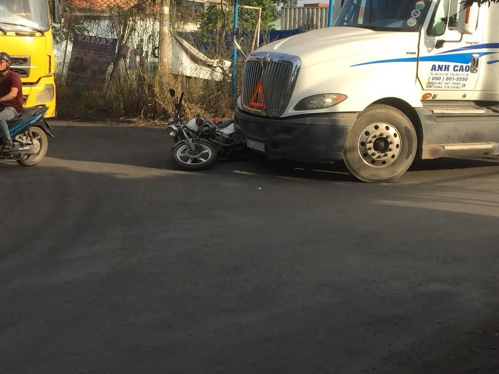 Đi vào làn đường cấm, tài xế container còn tông ngã xe đặc chủng của CSGT ảnh 1