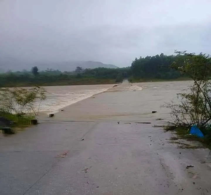 Miền Trung nhiều nơi chìm trong biển nước ảnh 9