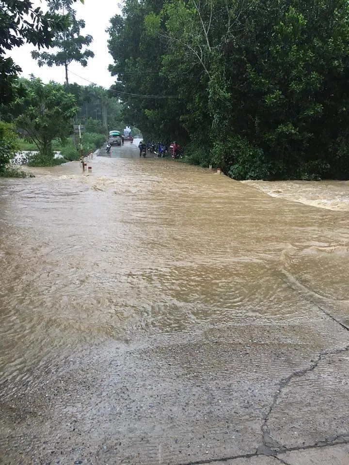 Miền Trung nhiều nơi chìm trong biển nước ảnh 10