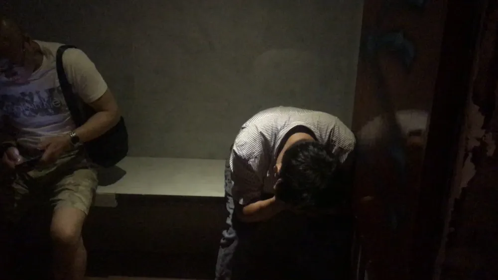  Kiểm tra các phòng bên phòng, công an phát hiện có khoảng 20 người, đa phần là nam giới quốc tịch nước ngoài đang kích dục đồng tính. Ảnh: ĐAN NGUYÊN