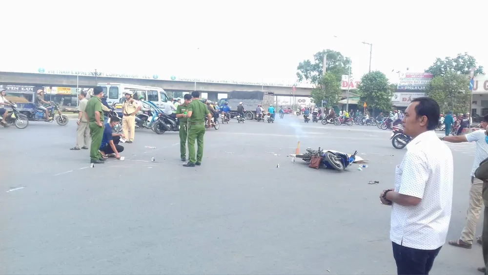  Xe bồn cán chết cô gái ở vòng xoay Phú Hữu ảnh 1